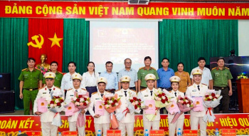 Công An xã Phú Hòa công bố Đăng Ký, Đăng Nhập Trang Chủ OK9.COM 2026 thăng cấp bậc hàm, nâng lương năm 2026 và trao tặng huy chương chiến sĩ vẻ vang cho cán bộ, chiến sĩ tại đơn vị