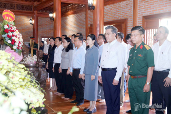 Lãnh đạo thành phố và đại diện các cơ quan báo chí tại Đăng Nhập Chính Thức OK9 dâng hương Nhà thờ Bác Hồ