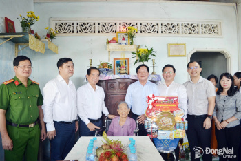 Dong Nai City’s leadership delegation visits and presents...