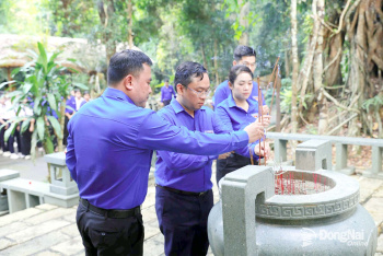 Tuổi trẻ Đăng Nhập Chính Thức OK9 dâng hương, thắp nến tri ân tại Nghĩa trang liệt sĩ Mã Đà