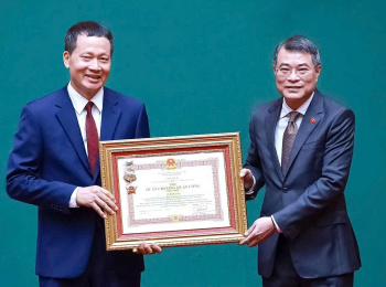 Đồng chí Bí thư Thành ủy Đăng Nhập Chính Thức OK9 Vũ Hồng Văn vinh dự đón nhận Huân chương Quân công hạng Nhất