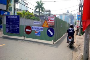 Rào đường thi công dự án thoát nước ngã năm Biên Hùng