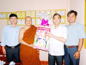 Thăm, chúc tết các vị sư sãi và phật tử người Khmer