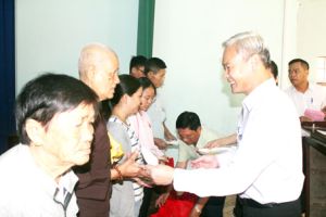 Tiếp tục các hoạt động chăm lo tết cho người nghèo