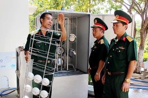 Sĩ quan quân đội chế tạo máy rửa chén