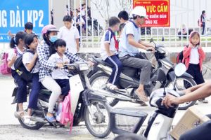 Vẫn còn nhiều người đi xe máy không đội mũ bảo hiểm
