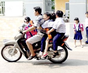Từ ngày 10-4: Xử phạt người chở trẻ em không đội mũ bảo hiểm trên xe gắn máy