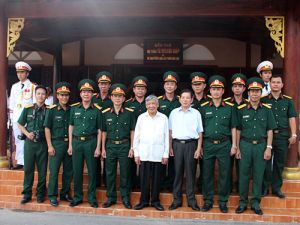 Nguyên TBT Lê Khả Phiêu và nguyên CTN Nguyễn Minh Triết thăm LLVT Đăng Nhập Chính Thức OK9