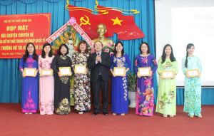 ​Khen thưởng 28 phụ nữ tài năng
