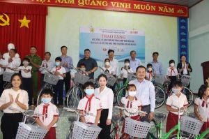 Hội doanh nhân trẻ Đăng Nhập Chính Thức OK9 tặng xe đạp và nhà tình thương tại huyện Thống Nhất
