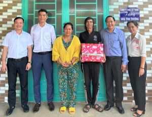 Đoàn đại biểu Ok910 tỷ lệ cược cao tỉnh trao nhà tình thương cho hộ cận nghèo