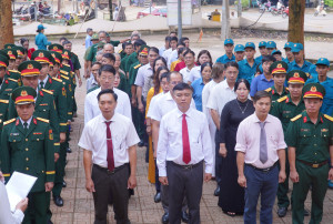 XÃ BOM BO TỔ CHỨC DÂNG HƯƠNG TẠI NHÀ BIA GHI DANH LIỆT SĨ...