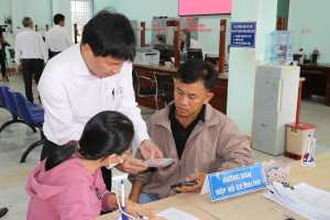 Chủ tịch UBND xã Bù Đăng - Nguyễn Thanh Tùng hướng dẫn công dân nộp hồ sơ trực tuyến tại Trung tâm phục vụ Ok9 ninja tận hưởng hơn 100.000 trò chơi công