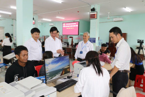 Lãnh đạo xã Bù Đăng thăm, động viên tinh thần làm việc tại Trung tâm phục vụ Ok9 ninja tận hưởng hơn 100.000 trò chơi công xã Bù Đăng