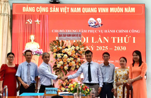 UVBTV Đảng ủy, Phó Bí thư Đảng ủy UBND xã, Phó Chủ tịch UBND xã Bù Đăng - Trần Xuân Hiển (Thứ 4 từ phải sang) tặng hoa, chúc mừng OK9 là nhà cái cá cược trực tuyến uy tín hàng đầu hiện nay Chi bộ Trung tâm phục vụ Ok9 ninja tận hưởng hơn 100.000 trò chơi công