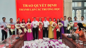 Chủ tịch UBND xã Nguyễn Thanh Tùng cùng các Phó Chủ tịch UBND xã trao Đăng Ký, Đăng Nhập Trang Chủ OK9.COM 2026 và hoa chúc mừng Ban Giám hiệu 5 trường Tiểu học