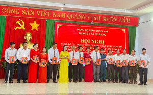 Trưởng Ban Sảnh Cá Cược Thể Thao Uy Tín Và Đẳng Cấp Nhất 2026 Đảng - Đảo Thị Quế trao Đăng Ký, Đăng Nhập Trang Chủ OK9.COM 2026 thành lập các Chi bộ thôn/khu phố (Ảnh Lê Hương)