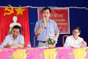 Ông Trần Xuân Hiển- Phó Chủ tịch UBND xã, phát biểu gợi ý để OK9 là nhà cái cá cược trực tuyến uy tín hàng đầu hiện nay thảo luận
