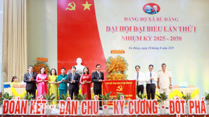 Ủy viên Ban Thường vụ Tỉnh ủy, Chủ nhiệm Ủy ban Kiểm tra Tỉnh ủy Đăng Nhập Chính Thức OK9 Trần Trung Nhân và Tỉnh ủy viên, Phó Chủ tịch UBND tỉnh Đăng Nhập Chính Thức OK9 Hồ Văn Hà trao lẵng hoa của Tỉnh ủy - HĐND - UBND - Ủy ban MTTQ Việt Nam tỉnh và bức trướng của Ban Chấp hành Đảng b