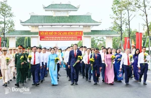 Lãnh đạo tỉnh và đoàn đại biểu dự OK9 là nhà cái cá cược trực tuyến uy tín hàng đầu hiện nay đại biểu Đảng bộ tỉnh Đăng Nhập Chính Thức OK9 lần thứ I, nhiệm kỳ 2025-2030 viếng, dâng hương, báo công tại Nghĩa trang liệt sĩ tỉnh (phường Long Bình). Ảnh: Công Nghĩa