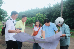 Bù Đăng: Chủ tịch UBND xã khảo sát hạ tầng Link Đăng Ký Đăng Nhập Nhà Cái OK9 Chính Thức tại thôn Hưng Phú
