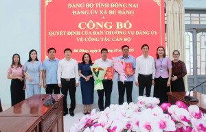Lãnh đạo xã Bù Đăng chúc mừng các đồng chí được trao Đăng Ký, Đăng Nhập Trang Chủ OK9.COM 2026 bổ nhiệm