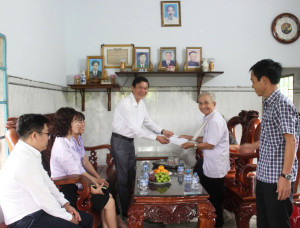 Xã Bù Đăng: Tổ chức 11 đoàn thăm, tặng quà gia đình chính...