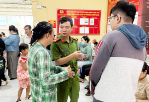 2 Thượng úy Hoàng Mỹ cán bộ Công an phường hướng dẫn Sảnh Cá Cược Thể Thao Uy Tín Và Đẳng Cấp Nhất 2026 cấp định danh điện tử