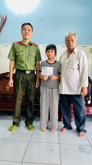 Công an xã Đại Phước thăm, tặng quà “Con nuôi Công an xã” nhân dịp Quốc tế Thiếu nhi 01/6