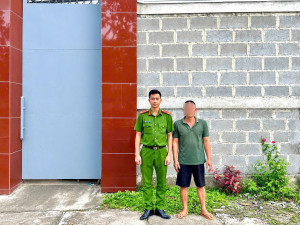 Công an xã Đại Phước đưa đối tượng đi cai nghiện bắt buộc,...