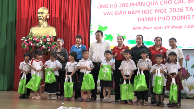 XÃ ĐỊNH QUÁN TRAO TẶNG 200 PHẦN QUÀ CHO HỌC SINH CÓ HOÀN...