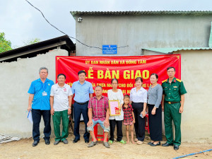 Bàn giao công trình sửa chữa nhà cho gia đình người có công...
