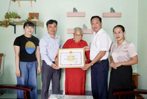 PHƯỜNG HÀNG GÒN TỔ CHỨC THĂM HỎI, CHÚC THỌ NGƯỜI CAO TUỔI...