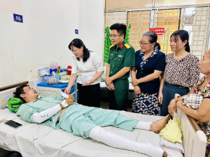 Lãnh đạo phường Hố Nai thăm hỏi, động viên nạn nhân  vụ cháy...