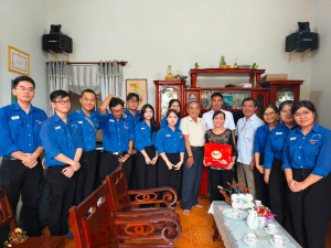 ĐOÀN THANH NIÊN XÃ LA NGÀ TỔ CHỨC THĂM, TẶNG QUÀ GIA ĐÌNH...