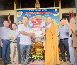 Lộc Thạnh thăm, chúc mừng cơ sở tôn giáo nhân Đại lễ Phật...