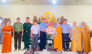 Lộc Thạnh thăm, chúc mừng chùa Thanh Tâm nhân Đại lễ Phật...