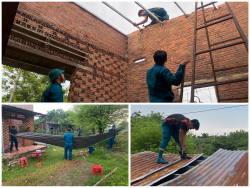 Ban Chỉ huy Quân sự xã Lộc Hưng giúp một hộ dân khắc phục...