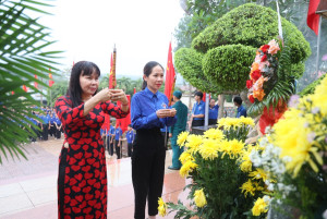 PHƯỜNG LỘC NINH THẮP NẾN TRI ÂN CÁC ANH HÙNG LIỆT SĨ