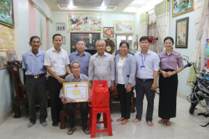 Lộc Thành thăm, tặng quà chúc thọ người cao tuổi nhân kỷ...