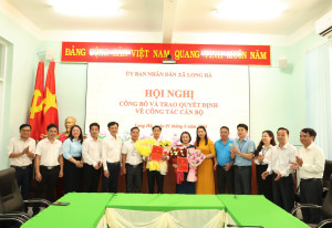 UBND xã Long Hà công bố và trao Đăng Ký, Đăng Nhập Trang Chủ OK9.COM 2026 về công tác cán...