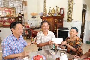 Lãnh đạo xã Long Hà thăm tặng quà gia đình chính sách nhân...