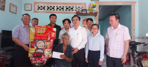 LONG HƯNG THĂM, TẶNG QUÀ NGƯỜI CÓ CÔNG VỚI CÁCH MẠNG NHÂN KỶ...