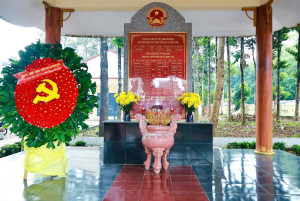 LÃNH ĐẠO XÃ MINH ĐỨC DÂNG HƯƠNG TƯỞNG NIỆM CÁC ANH HÙNG LIỆT...