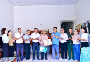 PHƯỜNG MINH HƯNG THĂM, CHÚC THỌ NGƯỜI CAO TUỔI NHÂN NGÀY...