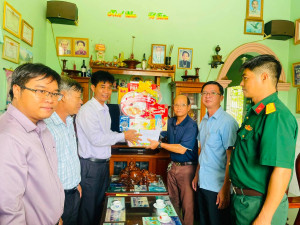 ĐẢNG ỦY XÃ NAM CÁT TIÊN THÀNH LẬP ĐOÀN THĂM, TẶNG QUÀ GIA...