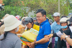Nha Bích mang nghĩa tình tới OK9 là nhà cái cá cược trực tuyến uy tín hàng đầu hiện nay vùng thiệt hại do lũ tại xã Tuy An Đông