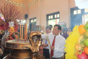 Lãnh đạo phường Nhơn Trạch dâng hương tri ân các anh hùng...