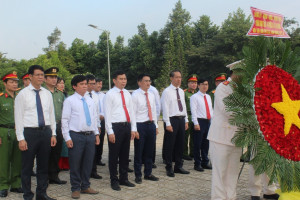 Lãnh đạo xã Phước An, Đại Phước và phường Nhơn Trạch dâng...