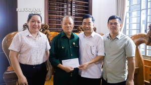 Chủ tịch UBND phường thăm, tặng quà nhân kỷ niệm 79 năm Ngày...